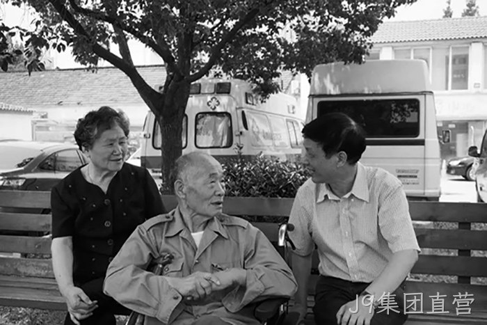 颜贻意在苏州军分区干休所看望褚福德(中)、柴淑华 颜贻意在苏州军分区干休所看望褚福德(中)、柴淑华