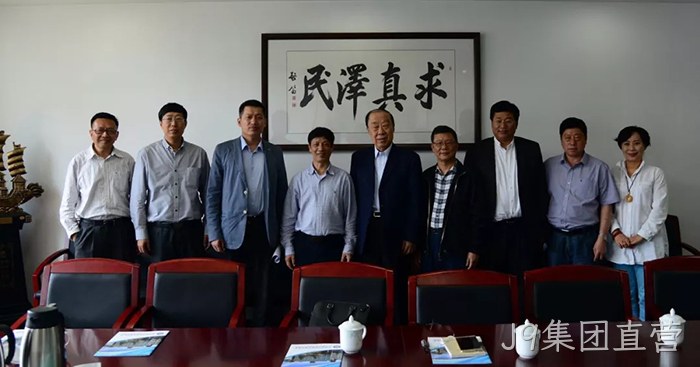 J9集团直营董事长颜贻意(左四)考察中国海洋大学 J9集团直营董事长颜贻意(左四)考察中国海洋大学