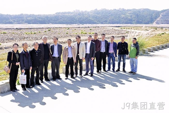 2017年11月6日,颜贻意董事长带领公司高管考察小门山原料药生产基地 2017年11月6日,颜贻意董事长带领公司高管考察小门山原料药生产基地